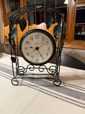 Vintage Ingraham  free—standing Ivy green metal clock, keeps time